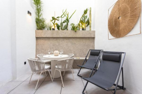 Magnificent Renovated 2BD 2BTH Duplex with Backyard - City Centre